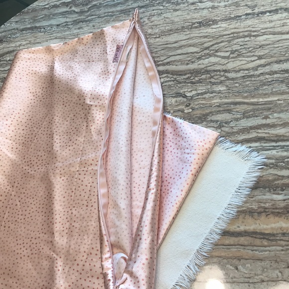 Kitsch Soft Satin polyester peach zippered pillow case in Microdot design EUC - Picture 3 of 6